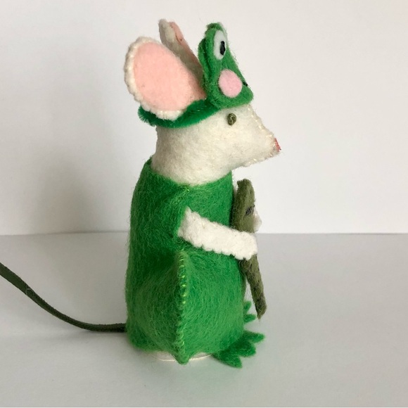 Spring Peeper Green Frog dressed Felt mouse holding a baby  tadpole pollywog - Picture 4 of 13